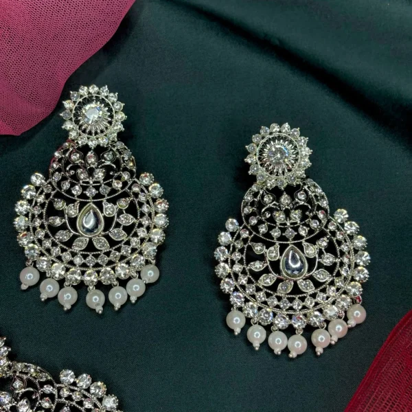 earring with mangtika, earrings with teeka, earrings with maangteeka, teeka earring, wearable jewells