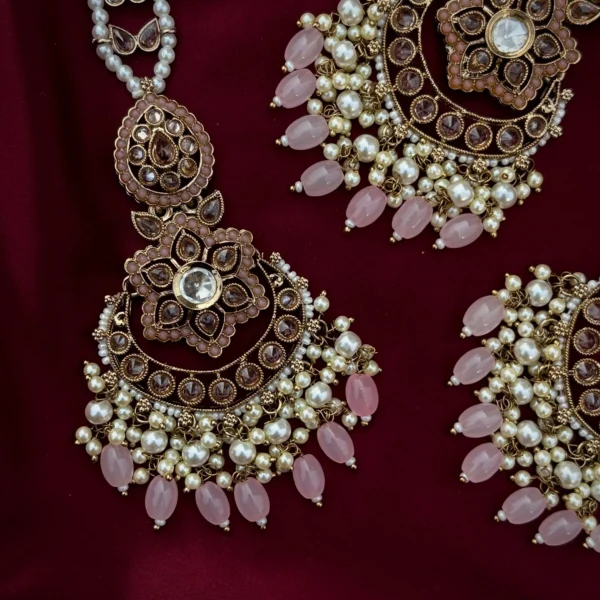 Earrings, Earring wit teeka, Mangteeka, Jhumka, Kundan Earrings, Kundan jewellery